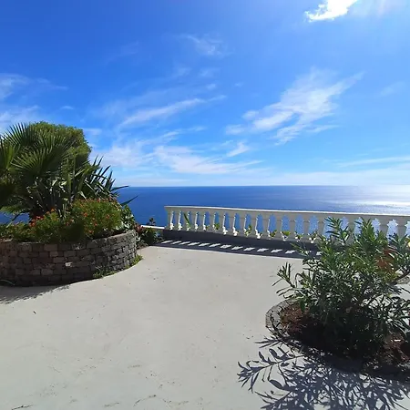 Private Oceanfront With 180 Degree Sea View, 100 M Terrace フンシャル