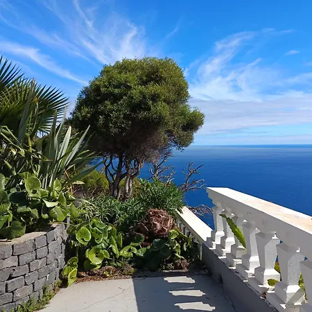 Private Oceanfront With 180 Degree Sea View, 100 M Terrace 別荘 *