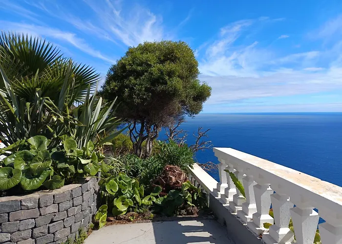 Private Oceanfront With 180 Degree Sea View, 100 M Terrace 度假居 *