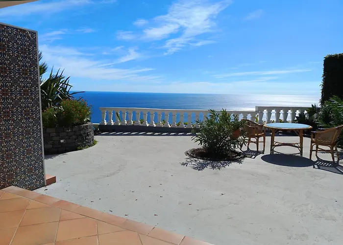Private Oceanfront With 180 Degree Sea View, 100 M Terrace Фуншал